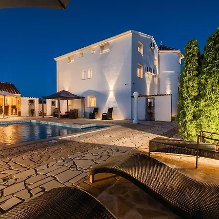 Amazing In Valtursko Polje Ferienhaus *