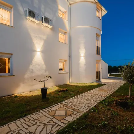 Ferienhaus Amazing In Valtursko Polje Pula