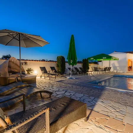 Ferienhaus Amazing In Valtursko Polje *