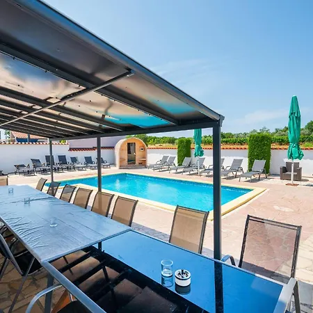 Ferienhaus Amazing In Valtursko Polje