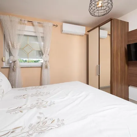 Nyaraló Amazing In Valtursko Polje Póla