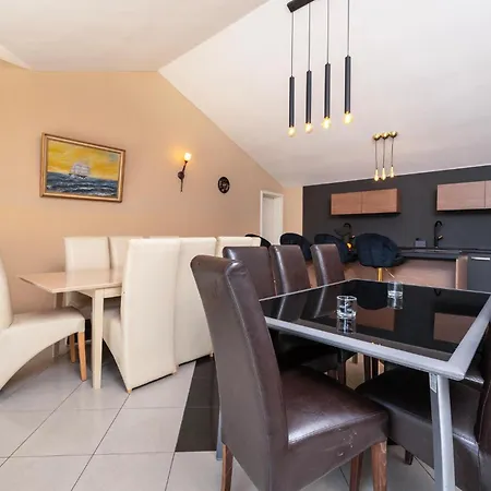 Amazing In Valtursko Polje Ferienhaus *