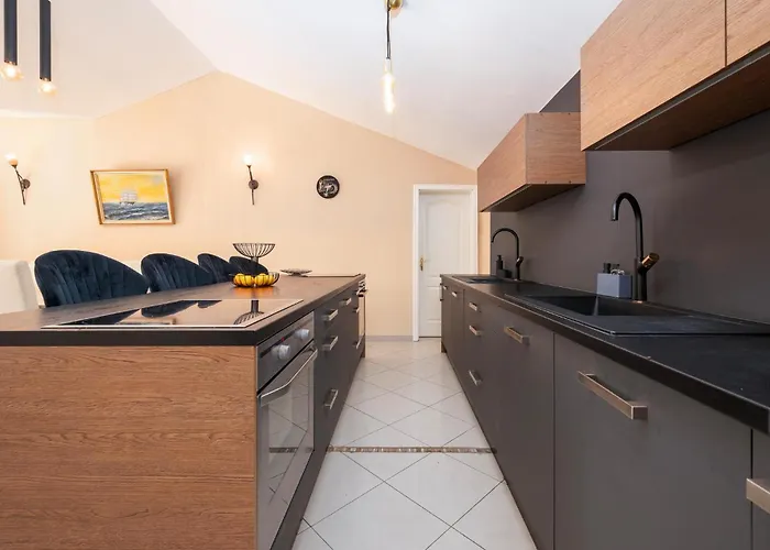 Amazing In Valtursko Polje * Pola