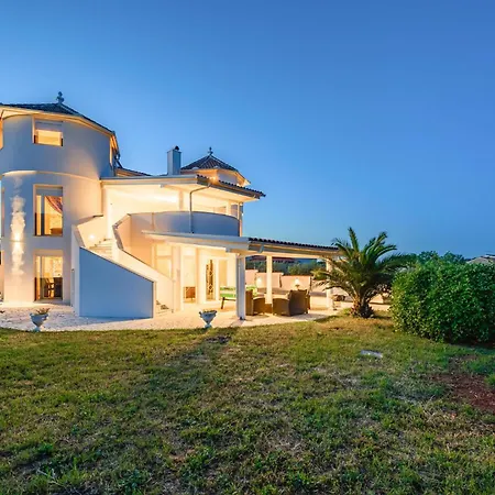 Amazing In Valtursko Polje بيت للعطل