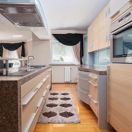 Amazing In Valtursko Polje بيت للعطل