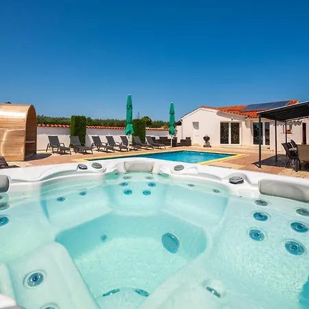 بيت للعطل Amazing In Valtursko Polje *